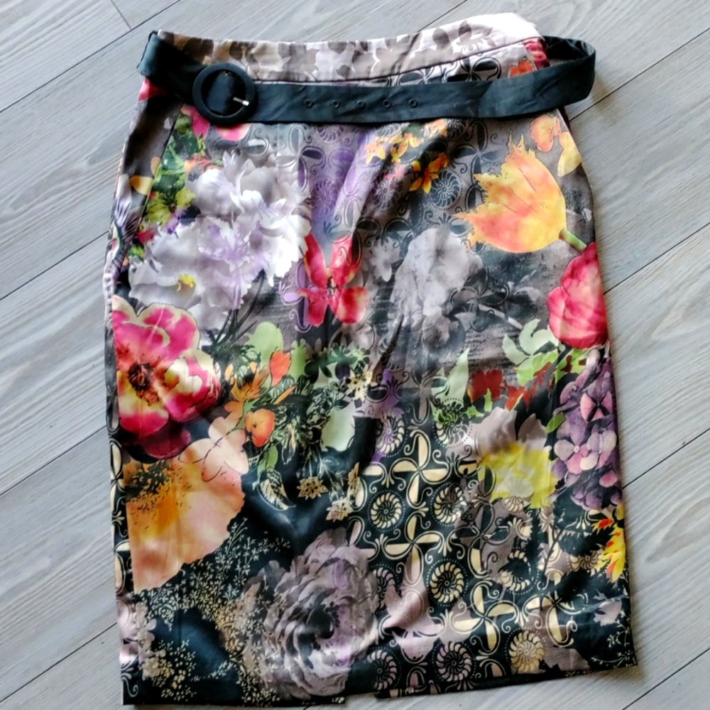 Gorgeous D studio floral silk like skirt size 6